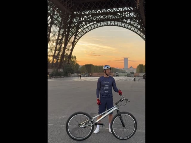 Aurélien Fontenoy climbed to the second floor of the Eiffel Tower