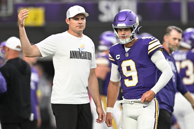 Head coach Kevin O'Connell of the Minnesota Vikings (left) talks with quarterback J.J. McCarthy (right) before an NFL game against the Atlanta Falcons. (Photo by Stephen Maturen/Getty Images)