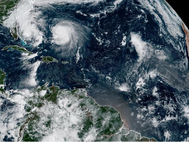 USA5067. MIAMI (FL, EEUU), 29/09/2025.- Fotografía satelital cedida este lunes por la Oficina Nacional de Administración Oceánica y Atmosférica de Estados Unidos (NOAA), a través del Centro Nacional de Huracanes (NHC), donde se muestra la localización de la tormenta tropical Imelda (ci) y el huracán Humberto (cd) en el Atlántico. La nueva tormenta tropical Imelda traerá lluvias al sureste de Estados Unidos, aunque sin tocar tierra, mientras el huracán Humberto avanza hacia las Bermudas tras decrecer a categoría 4, informó el Centro Nacional de Huracanes (NHC, en inglés). EFE/NOAA-NHC /SOLO USO EDITORIAL /NO VENTAS /SOLO DISPONIBLE PARA ILUSTRAR LA NOTICIA QUE ACOMPAÑA /CRÉDITO OBLIGATORIO