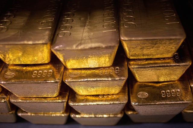 Twenty four karat gold bars are seen at West Point, New York June 5, 2013. REUTERS/Shannon Stapleton//File Photo