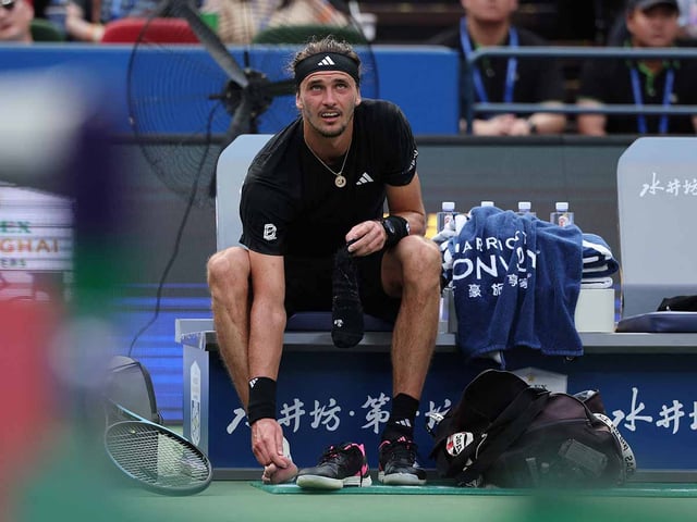 Alexander Zverev sentado en la banca.