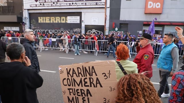 Enfrentamientros en el Movistar Arena antes del comienzo del acto de Javier Milei.