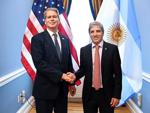 Luis Caputo junto al secretario del Tesoro de Estados Unidos