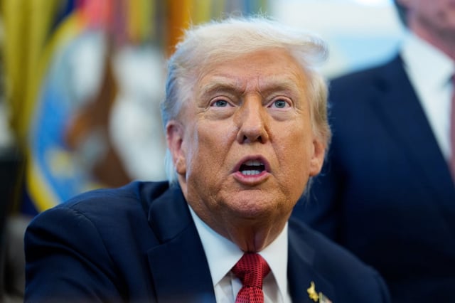 El presidente de Estados Unidos, Donald Trump, da declaraciones a los medios de comunicación, en la Oficina Oval de la Casa Blanca en Washington, DC, el 6 de octubre de 2025. (Foto de EFE/EPA/Aaron Schwartz)