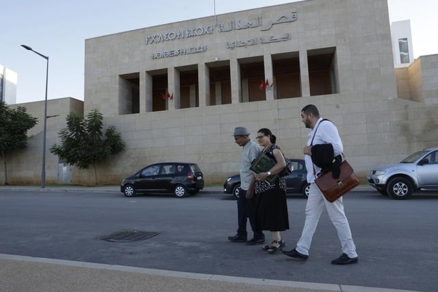 Des amis et soutiens d’Ibtissame Lachgar, psychologue clinicienne et militante féministe qui comparaît pour «atteinte à l’islam», arrivent devant le tribunal de Rabat, le 3 septembre 2025.
