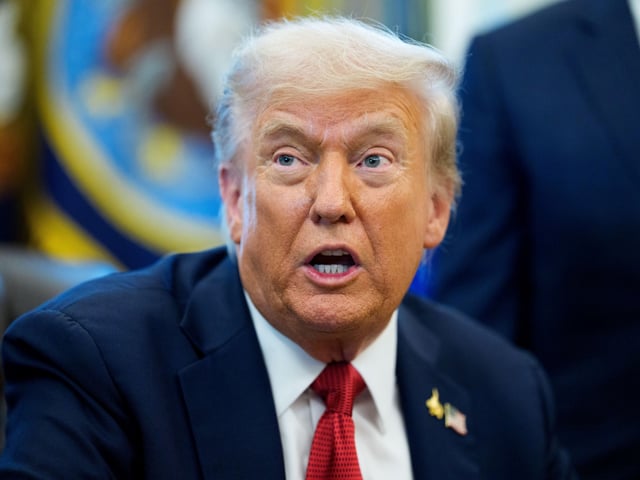 WASHINGTON (United States of America), 06/10/2025.- US President Donald Trump gives remarks to the media after signing an executive order regarding mining in Alaska, in the Oval Office of the White House in Washington, DC, USA, 06 October 2025. EFE/EPA/Aaron Schwartz - Pool via CNP / POOL