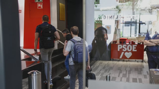 La Unidad Central Operativa (UCO) de la Guardia Civil en la sede del PSOE, en la calle Ferraz, a petición del Tribunal Supremo, para clonar el correo corporativo del exsecretario de Organización del partido Santos Cerdán, investigado por adjudicaciones presuntamente irregulares.