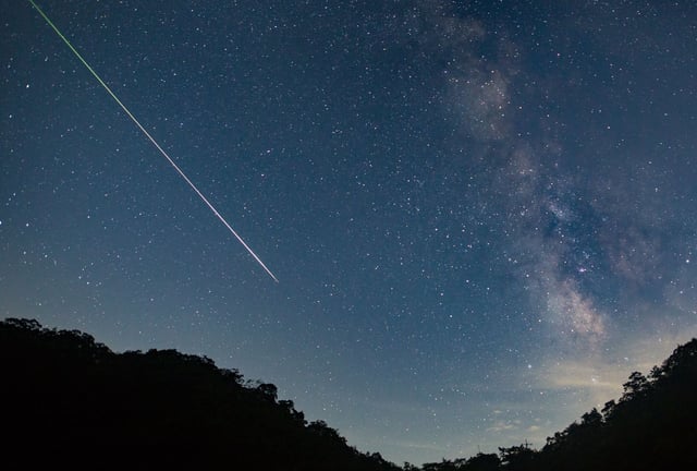 Los primeros días de octubre, la lluvia de meteoros Dracónidas iluminan las noches de la Tierra. (Foto: tdub303/iStock)