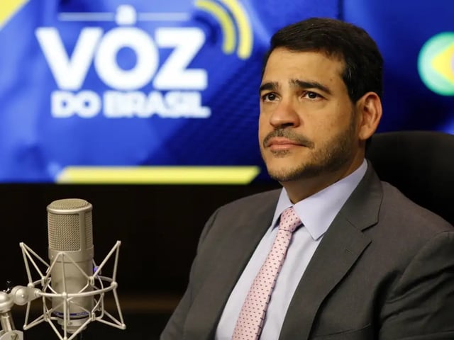 Governo culpa pejotização por prejuízo bilionário em programas sociais. Jorge Messias falou nesta segunda em audiência sobre o tema.