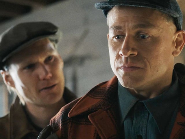Hudson Oz como Henry Gein y Charlie Hunnam como Ed Gein .Foto: Netflix