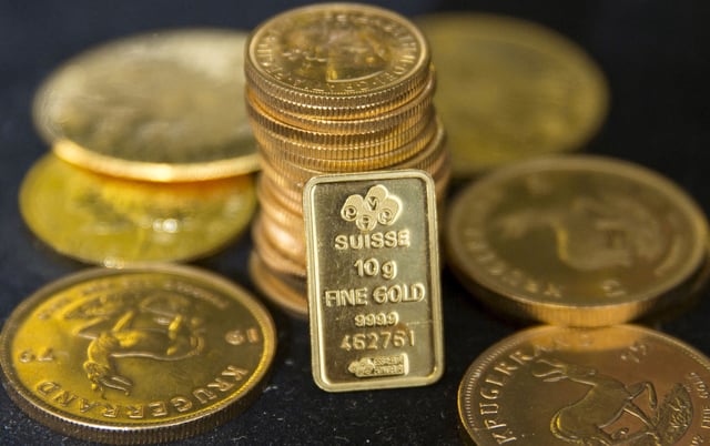Gold bullion is displayed at Hatton Garden Metals precious metal dealers in London, Britain July 21, 2015. REUTERS/Neil Hall
