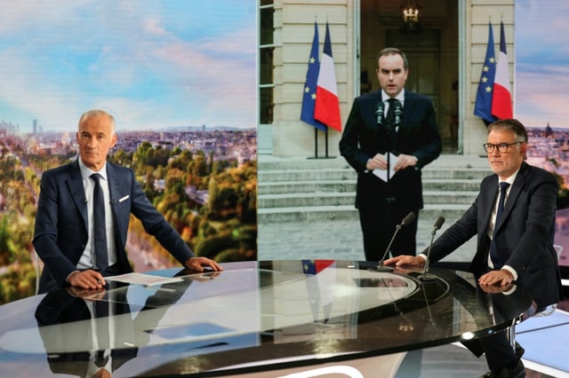 Olivier Faure (D) premier secrétaire du Parti Socialiste et le journaliste Gilles Bouleau, devant une image du Premier ministre démissionnaire Sébastien Lecornu, au 20h de TF1, à Boulogne-Billancourt, le 6 octobre 2025