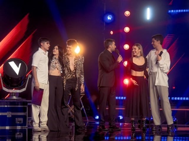 Lali con sus semifinalistas, Jaime y Alan. Giuliana y Valentino dejaron La Voz Argentina. Foto: prensa Telefe.