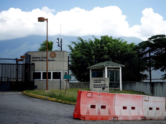 Entrada principal de la embajada de Estados Unidos en Caracas, Venezuela, con barreras de seguridad visibles, en medio de denuncias del gobierno venezolano sobre un presunto plan de atentado con explosivos por parte de grupos extremistas locales