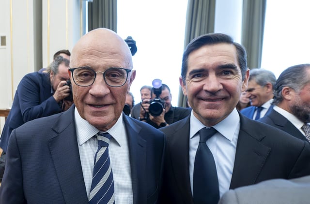 El presidente del Sabadell, Josep Oliu, y el del BBVA, Carlos Torres, hace un año en el Banco de España.
