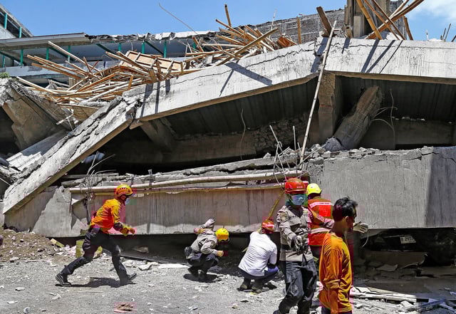 Search and rescue operations search for victims in the rubble of a collapsed building after a hall collapsed while students were praying at the Al-Khoziny Islamic boarding school, in Sidoarjo, East Java province, Indonesia, October 1, 2025. REUTERS/Dipta Wahyu/File Photo