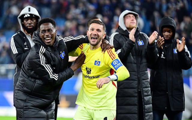 Die HSV-Profis um Albert Sambi Lokonga (l.) und Daniel Heuer Fernandes (feiern den überzeugenden Heimsieg gegen Mainz mit den Fans.