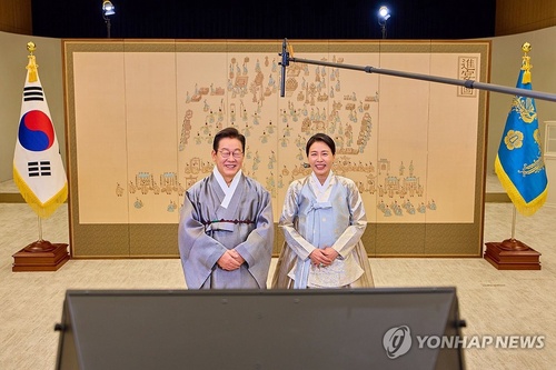President Lee Jae Myung (L) and first lady Kim Hea Kyung offer Chuseok holiday greetings to the people, in this photo captured from Lee's social media account on Oct. 7, 2025. (PHOTO NOT FOR SALE) (Yonhap)