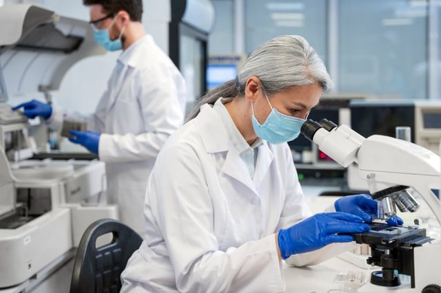 La Anmat suspendió las actividades productivas de un laboratorio por fabricar especialidades medicinales para una firma inhibida