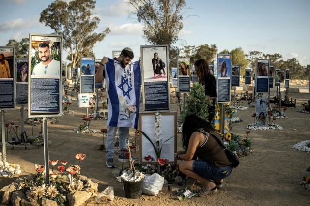 Israel gedenkt der Opfer des Hamas-Angriffs vor zwei Jahren, bei dem islamistische Kämpfer mehr als 1200 Menschen getötet hatten. Am Ort des Nova-Musikfestivals, wo Hamas-Kämpfer 370 Menschen getötet hatten, legten Angehörige eine Schweigeminute ein.