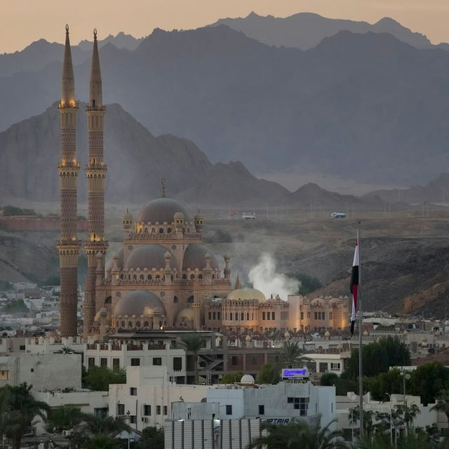 Die Sonne geht hinter der As-Sahaba-Moschee auf dem alten Markt in Scharm el-Scheich unter. In dem Ort finden die indirekten Gespräche zwischen der Hamas und Israel statt.