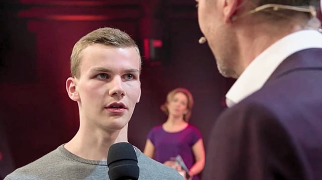 Der 18-jährige Schüler Jan Wagner vertrat am Montagabend in der ARD-Sendung "Die 100 – was Deutschland bewegt" eine radikale Ansicht über Putin und die Wehrpflicht – und erntete promt laute Gegenreaktionen. Sehen Sie die Szene im Video.