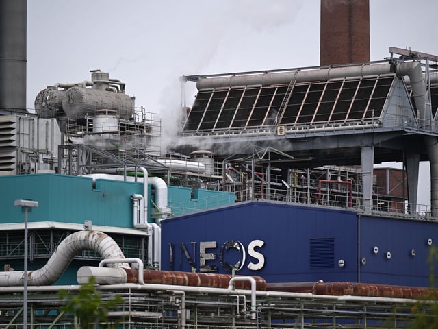Das Logo des britischen Chemiekonzerns Ineos an einer Produktionsanlage am Kölner Stadtrand