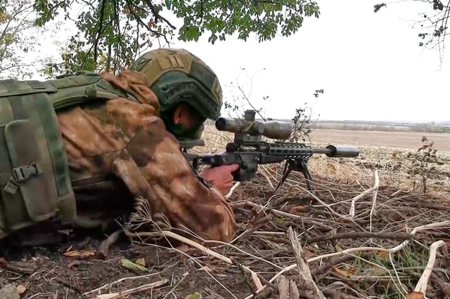 Un francotirador ruso dispara contra las fuerzas ucranianas desde una ubicación no revelada.