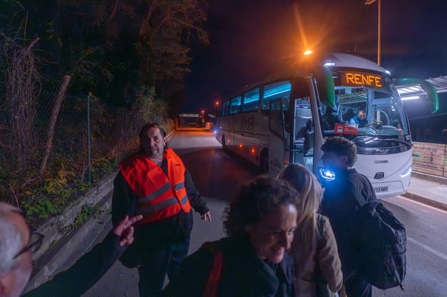 Primer día del gran macrocorte de la R3. Estación de Centelles. Pasajeros procedentes de Vic bajan del tren y se disponen qa cojer el bus habilitado. AUTOR: JORDI OTIX
