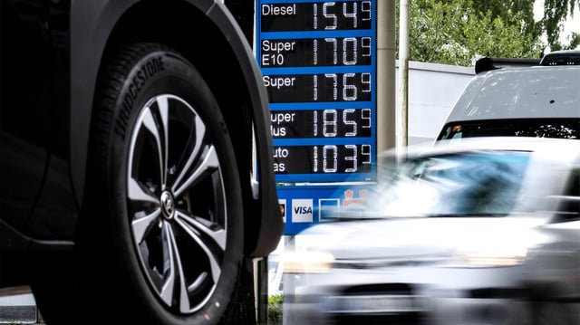 Kraftstoffpreise werden an einer Tankstelle angezeigt.