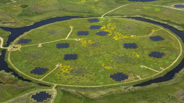 Mit Hilfe des Radioteleskop-Netzwerks LOFAR entdeckten Menschen etwas, das die KI übersah. (Foto: Aerovista Luchtfotografie / Shutterstock)