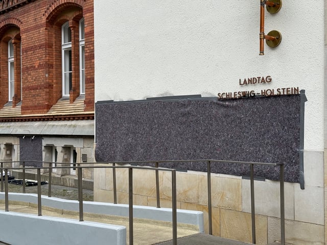 Die anti-israelischen Parolen am Kieler Landtag wurden inzwischen mit Malervlies abgedeckt.