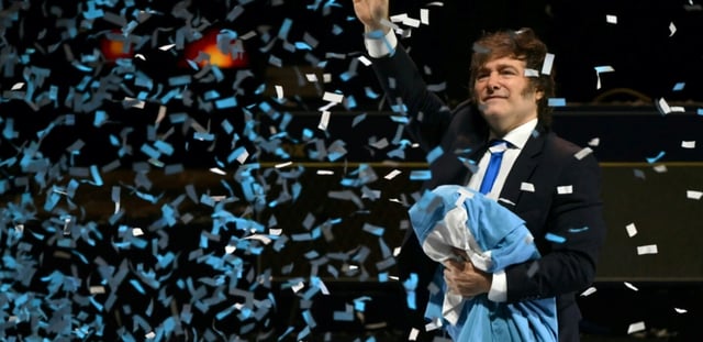 Le président argentin Javier Milei salue ses partisans lors du lancement de son nouveau livre, "La fabrication du miracle", à Buenos Aires, le 6 octobre 2025