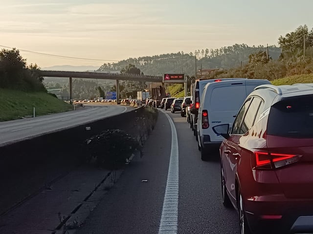 Atasco en la AP-9 en Vigo hacia la feria Conxemar.