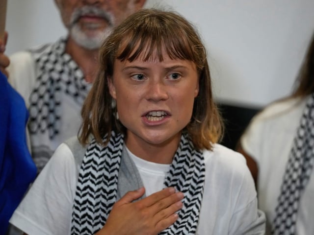 Die schwedische Aktivistin Greta Thunberg bei ihrer Ankunft auf dem internationalen Flughafen Eleftherios Venizelos. Nach dem Stopp der Gaza-Hilfsflotte wurden Aktivisten, darunter Greta Thunberg und auch deutsche Staatsbürger, von Israel abgeschoben.