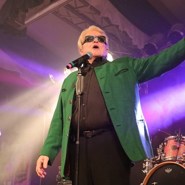 Heino schließt Mega-Deal mit dem Bierkönig ab.