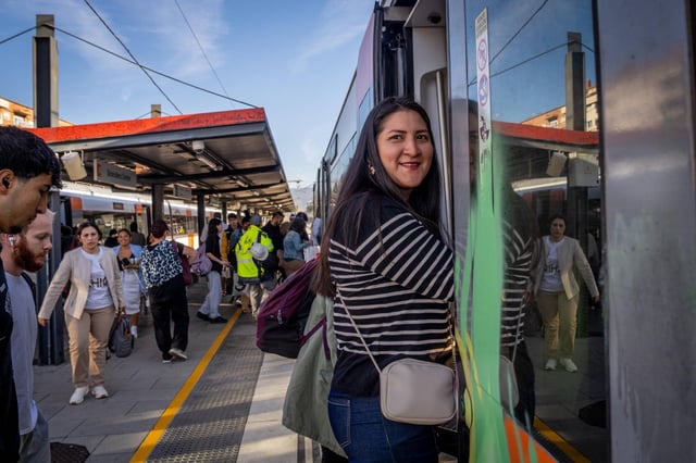 María José Montero de 37 años, en la estación de Granollers Centre, afectada por el corte de la R3