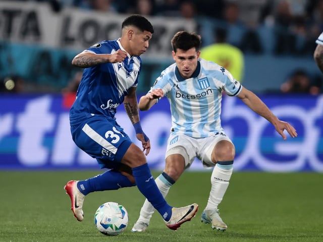 AMDEP3836. AVELLANEDA (ARGENTINA), 23/09/2025.- Facundo Mura de Racing disputa el balón con Imanol Machuca (i) de Vélez este martes, durante los cuartos de final de la Copa Libertadores entre Racing y Vélez en el estadio Presidente Perón, en Avellaneda (Argentina). EFE/ Adan González