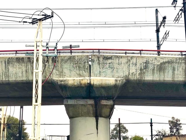 Columna de soporte de la L12 del metro que luce separada.