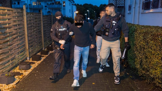 Razzia in NRW: 27 falsche Banker festgenommen, die mit Telefonbetrug 300.000 Euro erbeuteten.