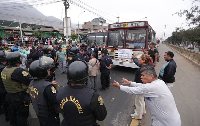 Los ataques no solo golpean a los choferes, sino también a los pasajeros, a los peatones, a cualquiera que, eventualmente, se cruce con una bala perdida. (Foto: Julio Reaño/@photo.gec)