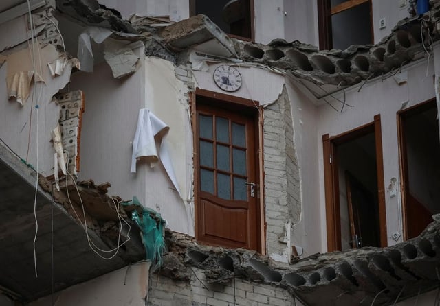 L’immeuble résidentiel, qui a été touché lors d’une frappe militaire russe, au milieu de l’attaque de la Russie contre l’Ukraine, dans la ville de première ligne de Kherson, Ukraine, le 2 octobre 2025.