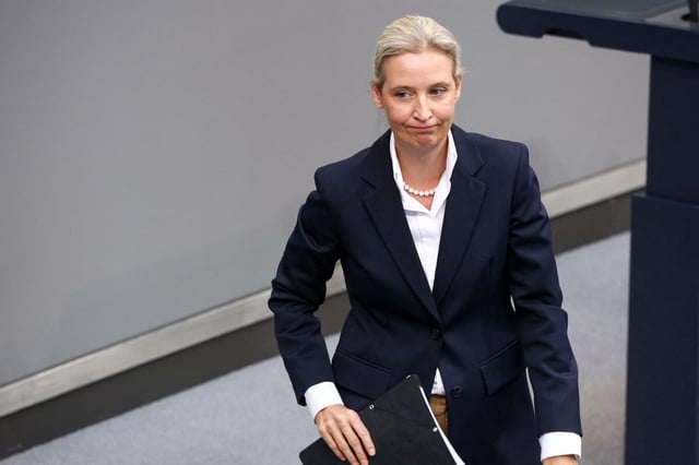 Die Rechtsextremistin Alice Weidel zieht eine Schnute im Plenarsaal des Bundestags