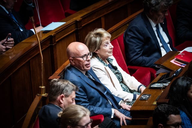 Les députés de droite Eric Ciotti et Brigitte Barèges, à l'Assemblée nationale le 13 mai 2025.
