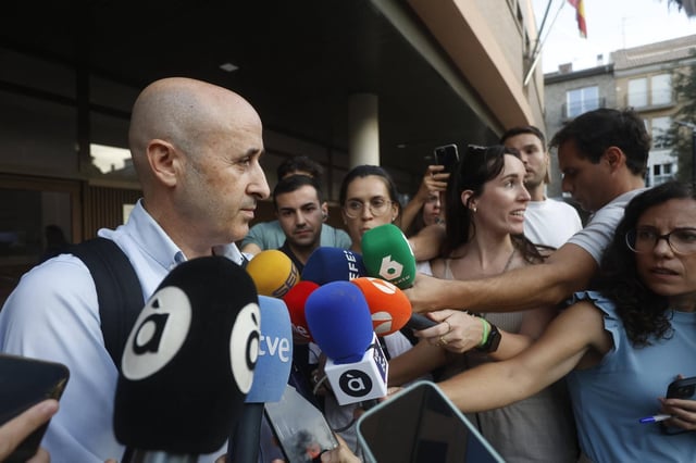 El presidente de la CHJ, Miguel Polo, atiende a los medios después de declarar durante ocho horas ante la jueza de la dana.