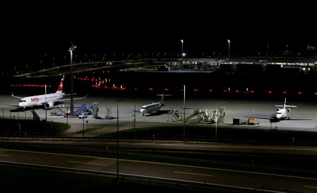 Wenige Tage nach den Drohnensichtungen am Münchner Flughafen hat das bayerische Kabinett ein Gesetz zum Schutz vor Drohnenüberflügen auf den Weg gebracht. Es gebe Anlass zur großen Vorsicht, sagte Ministerpräsident Markus Söder.