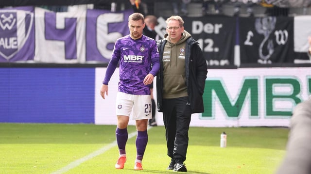 Anthony Barylla (23, Aue) musste wegen einer Verletzung behandelt werden