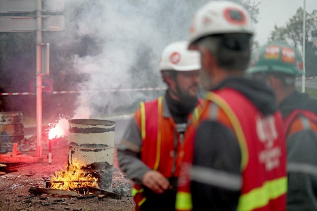 Des salariés sidérurgistes d'ArcelorMittal protestent contre des licenciements sur le site de Basse-Indre, près de Nantes (Loire-Atlantique), le 3 octobre 2025.
