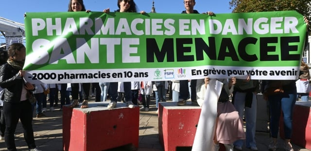 Des pharmaciens lors d'une manifestation au Mans, dans le cadre de la mobilisation nationale contre les orientations budgétaires, le 18 septembre 2025
