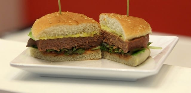 Un hamburger végétalien présenté au salon international de l'industrie de la viande IFFA à Francfort, le 6 mai 2019 en Allemagne